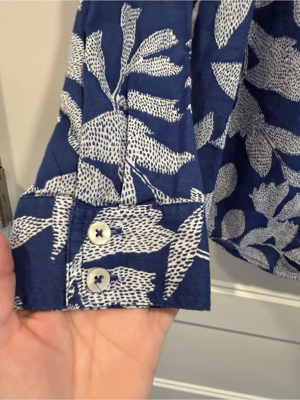 Chico‘s cotton Women’s Navy Leaf-Print Button-Up Blouse size 1 - Picture 7 of 10